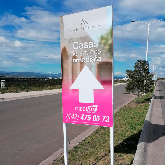 Estructura publicitaria en desarrollo inmobiliario o fraccionamiento 2